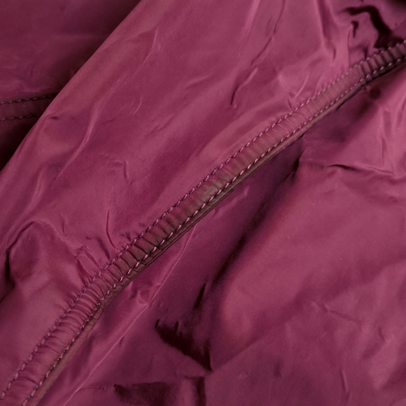 Burberry Buckleigh nylon tote bag with leather trim in dark red - Picture 7 of 15